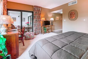 2 habitaciones, escritorio y tabla de planchar con plancha
