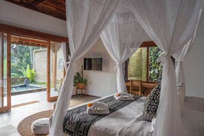 Comfort-Zimmer, 1 King-Bett, eigener Pool, Gartenblick | Allergikerbettwaren, Zimmersafe, Schreibtisch