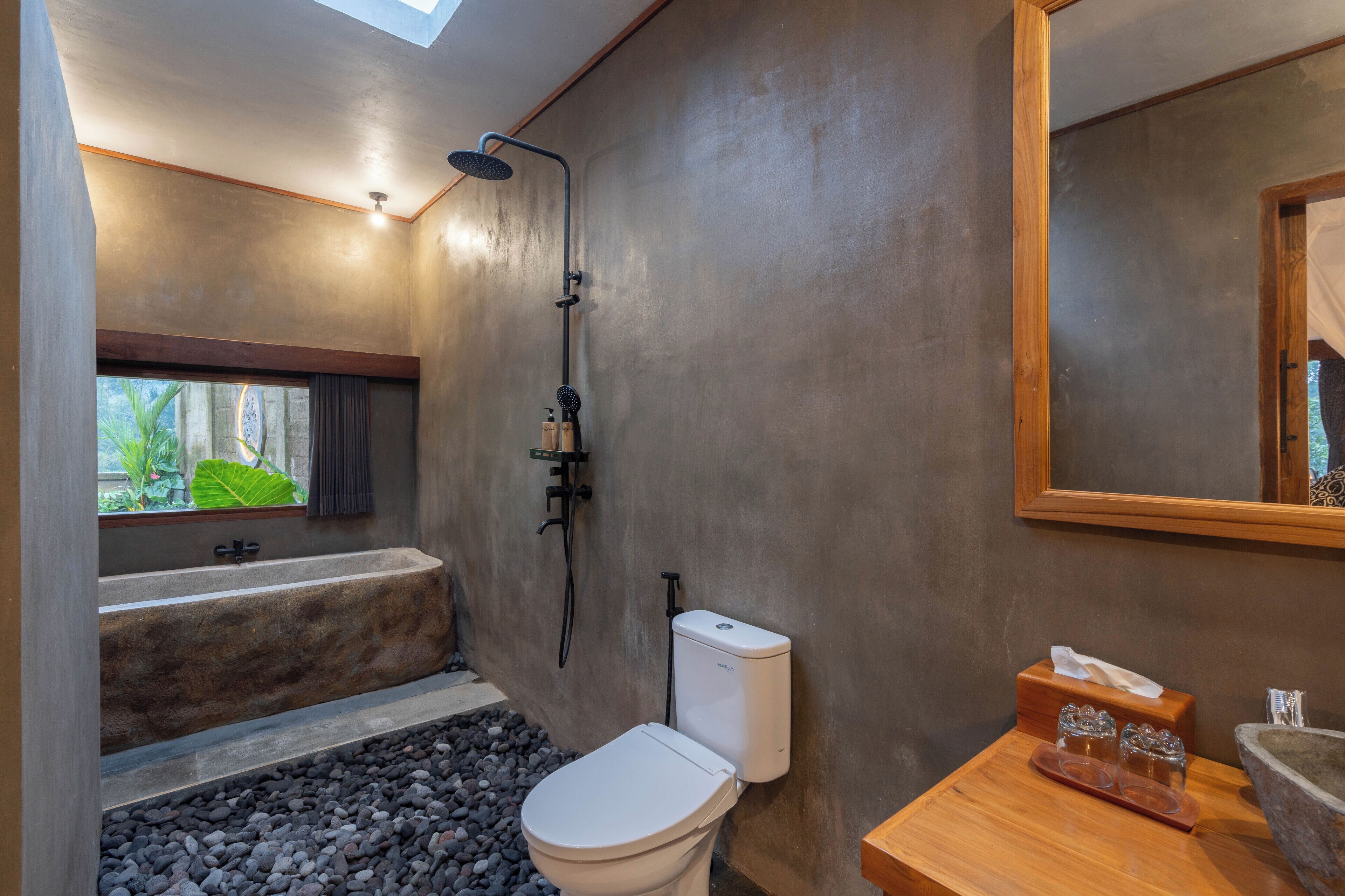Une salle de bain avec une baignoire, des toilettes et une douche.