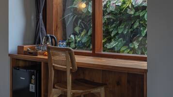 Quarto conforto, vista para a piscina | Cofres nos quartos, escrivaninha, espaço de trabalho para notebook