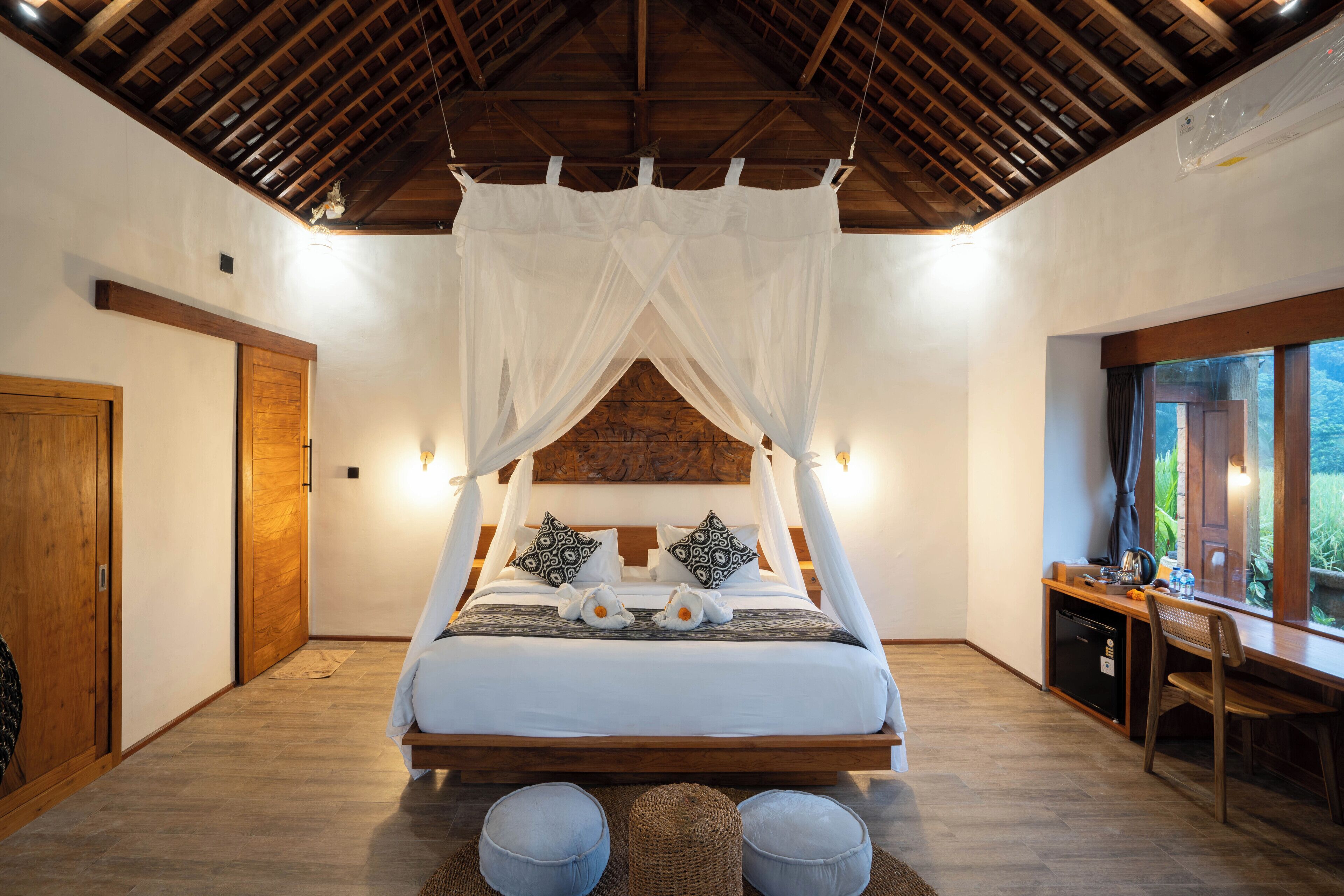 Quarto conforto, vista para a piscina | Cofres nos quartos, escrivaninha, espaço de trabalho para notebook