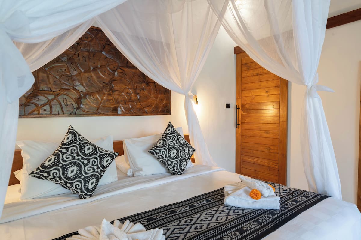 Caja de seguridad en la habitación y escritorio