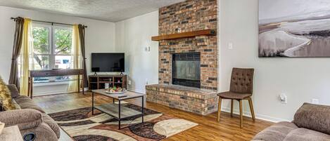 TV, fireplace