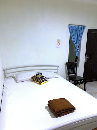 Family Triple Room | Desk, free WiFi, bed sheets
