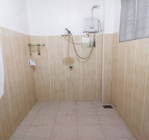 Douche, serviettes fournies, savon, shampoing