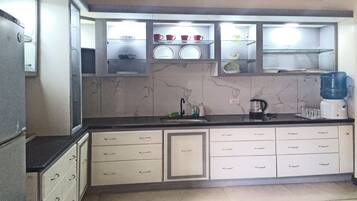 Fridge, oven, stovetop, coffee/tea maker