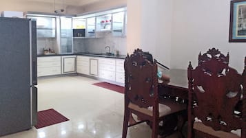 Fridge, oven, stovetop, coffee/tea maker