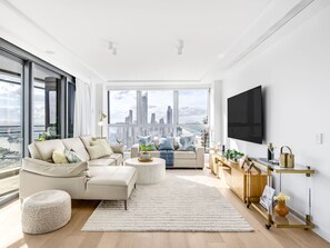 TV - 5-Star HighFloor OceanView Dream Home in Paradise (Surfers Paradise)