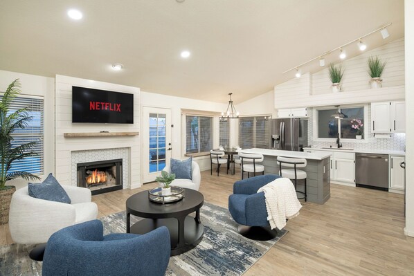 Interior - L'Amore: A Spacious 4-bedroom pool house in lovely Chandler (Chandler)