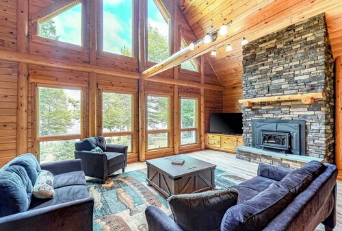 Rise n' Shine Maine - A Lakefront Loghouse in the Woods 