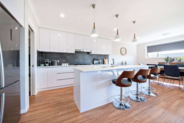 Kjøleskap, mikrobølgeovn, ovn og kokeplater