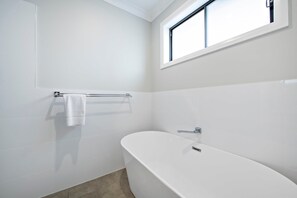 Dusche, Haartrockner, Handtücher, Shampoo