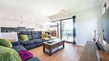 Fernseher, Videospiele, DVD-Player, Arbeitsbereiche