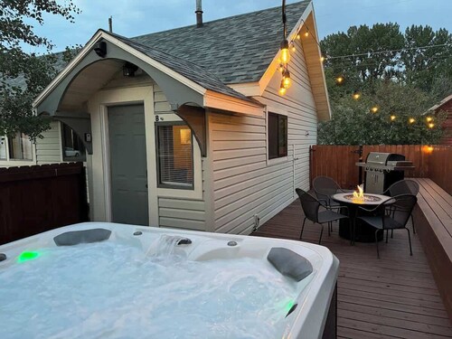 Base Camp with Hot Tub, on main street, Wi-Fi, dog