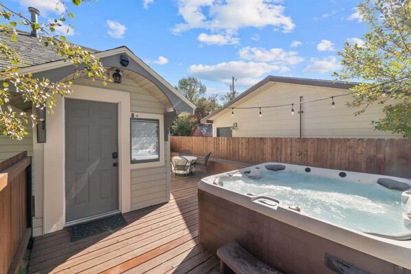 Terrace/patio - Base Camp with Hot Tub, on main street, Wi-Fi, dog (Red Lodge)