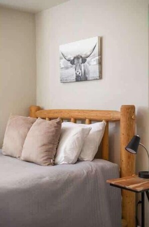 3 bedrooms, iron/ironing board, travel cot, free WiFi - Base Camp with Hot Tub, on main street, Wi-Fi, dog (Red Lodge)