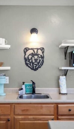 Mikrowelle, Wasserkocher mit Kaffee-/Teezubehör, Toaster