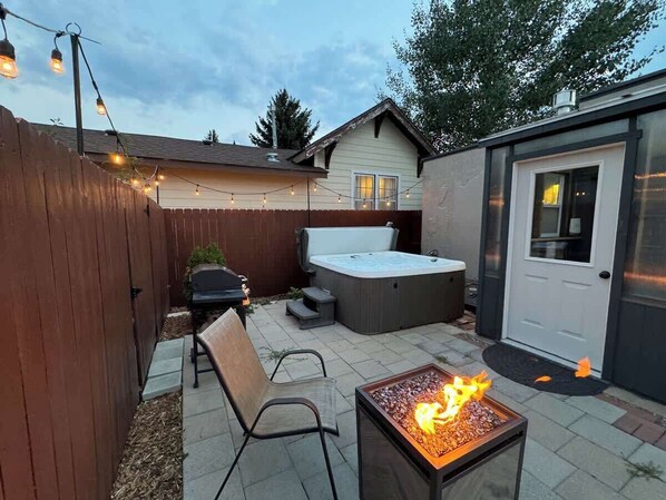 Terrace/patio - Cornerstone- Dog Friendly, Hot Tub, Wi-Fi on Broad (Red Lodge)