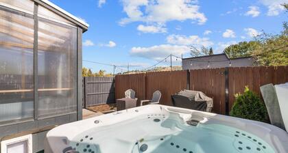 Cornerstone- Dog Friendly, Hot Tub, Wi-Fi on Broadway