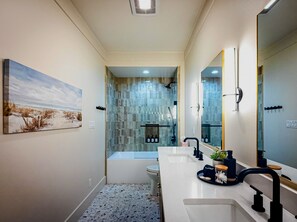 Haartrockner, Handtücher, Seife, Shampoo