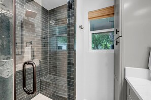 Shower, hair dryer, towels, toilet paper - Golden Sands Retreat-Lakefront, Boat Slip, & Games (Kingsland)