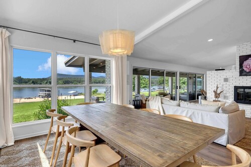Golden Sands Retreat-Lakefront, Boat Slip, & Games