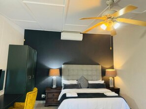 1 slaapkamer, een strijkplank/strijkijzer, internet, beddengoed