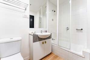 Dusche, Haartrockner, Handtücher