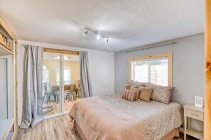 2 bedrooms, iron/ironing board, travel cot, WiFi - #StayinMyDistrict Lakeside Cottage (Lakeside)