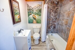 Een douche, een haardroger, handdoeken