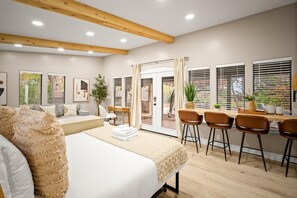 7 sovrum, skrivbord, strykjärn/strykbräda och resesäng