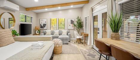 7 Schlafzimmer, Schreibtisch, Bügeleisen/Bügelbrett, Reisekinderbett