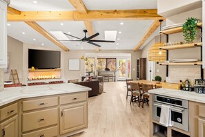 Kylskåp, mikrovågsugn, ugn och spishäll