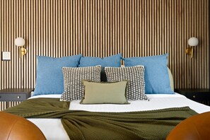 6 bedrooms, desk, iron/ironing board, travel cot