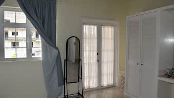 2 slaapkamers, een strijkplank/strijkijzer, reisbedje, wifi