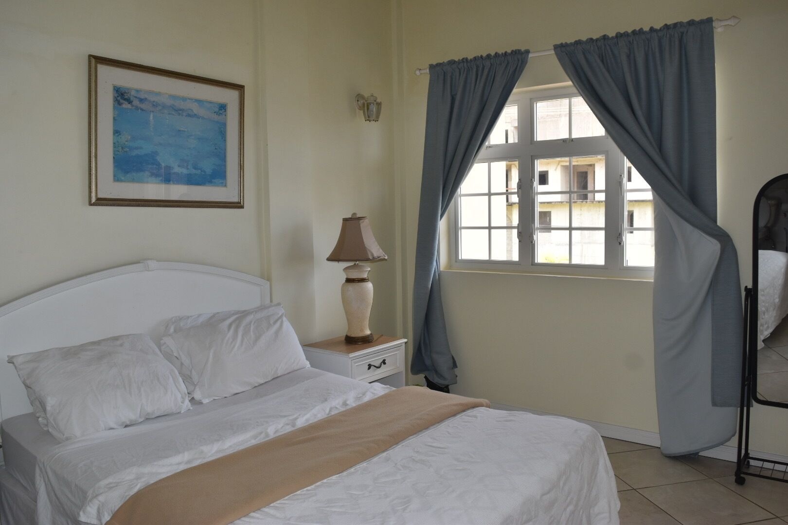 2 slaapkamers, een strijkplank/strijkijzer, reisbedje, wifi