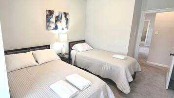 3 slaapkamers, een strijkplank/strijkijzer, reisbedje, gratis wifi