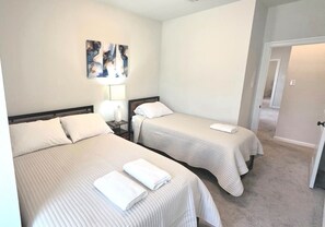 3 chambres, fer et planche à repasser, lit de bébé portatif