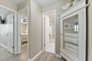 Secador de cabelo, toalhas de banho