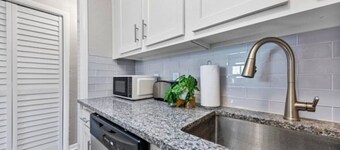 Seahorse Retreat/Cozy & Chic/One Block to Ocean