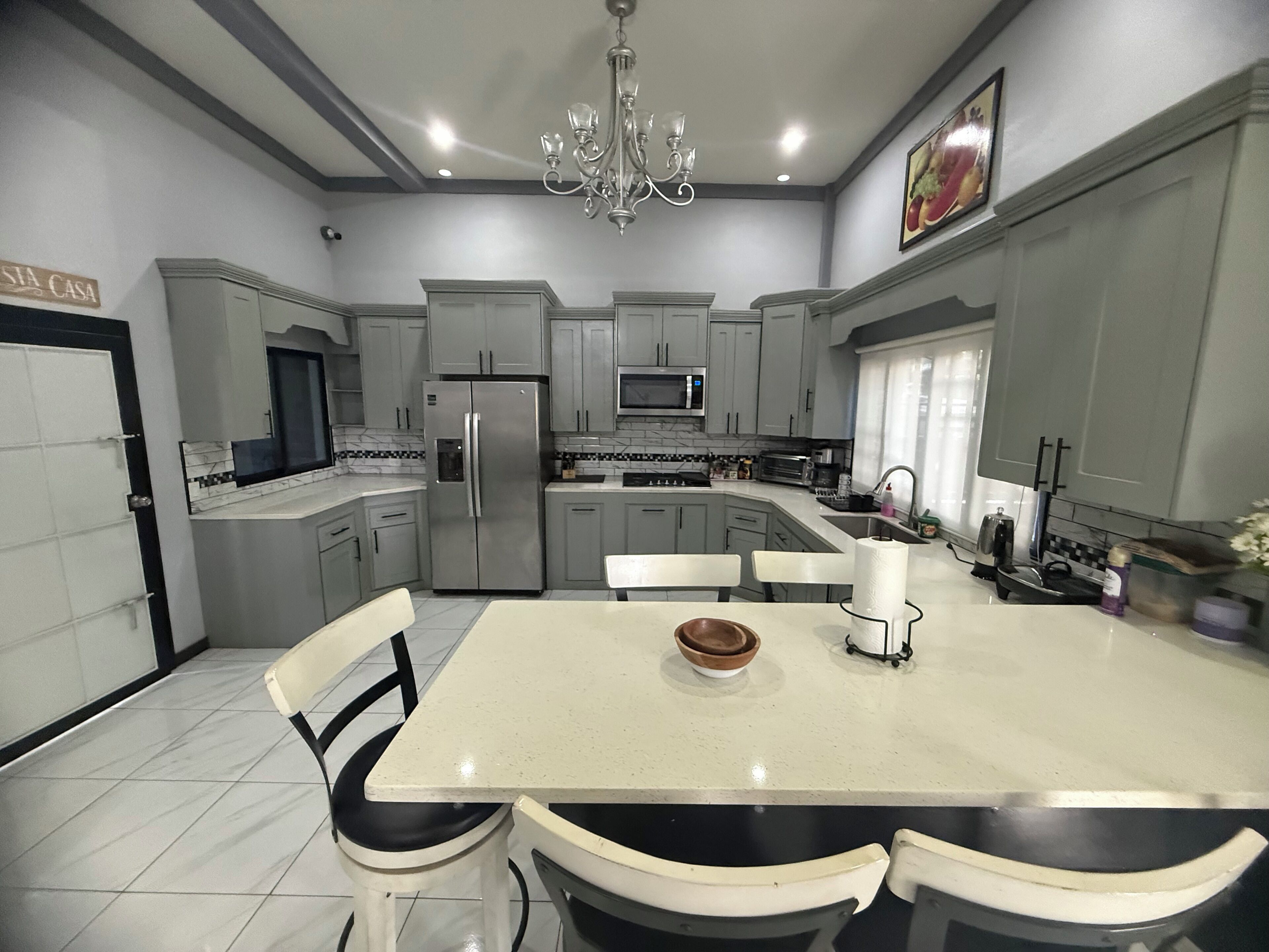 Coffee/tea maker, fridge, microwave, stovetop