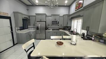 Coffee/tea maker, fridge, microwave, stovetop