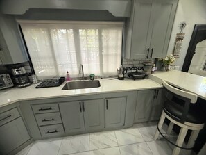 Coffee/tea maker, fridge, microwave, stovetop