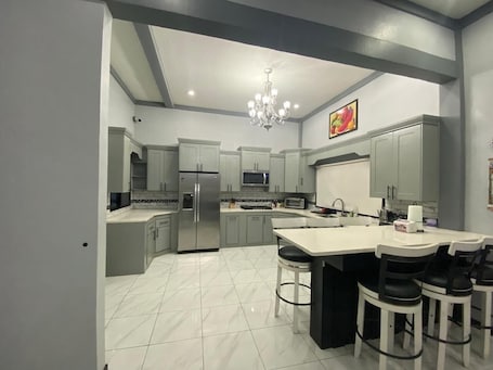 Fridge, microwave, stovetop, dishwasher. Reyes Casa Jardin San Miguel El Salvador