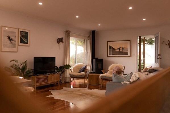 Smart TV, fireplace