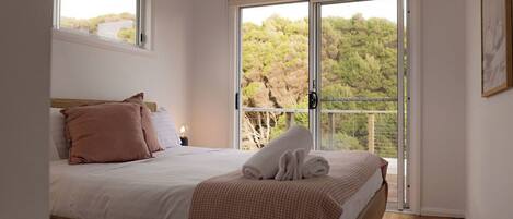 3 bedrooms, desk, iron/ironing board, free WiFi