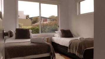 3 bedrooms, desk, iron/ironing board, free WiFi