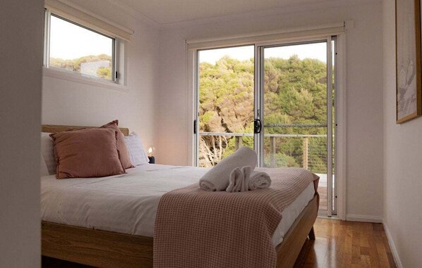 3 bedrooms, desk, iron/ironing board, free WiFi