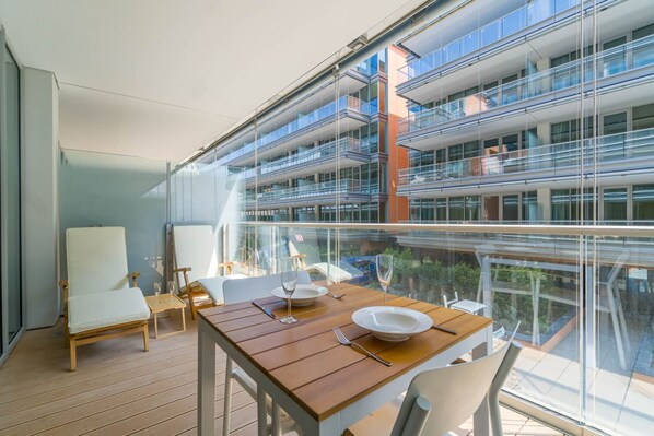 Dining - Genoa Waterfront Modern Suite x2 (Genova)