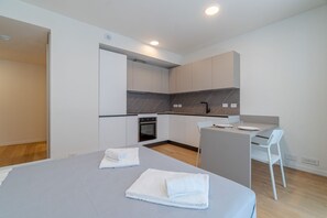 WiFi, bed sheets - GuestHost - Genoa Waterfront Modern Suite x2 (Genova)